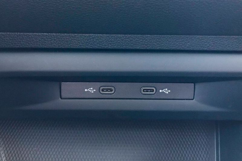 USB-Steckplätze gibt es nicht mehr. VW verbaut nur noch USB-C-Buchsen. Da müssen sich wohl viele Nutzer einen neuen Speicherstick kaufen. (Bild: Rosenow/»kfz-betrieb«)