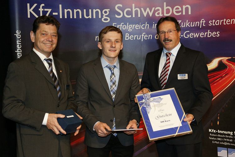 Ehrung des Innungssiegers im Ausbildungsberuf Kfz-Mechatroniker: (v.li.) Alois Huber, Vorsitzender des Gesellenprüfungsausschusses, Stefan Aich und Günther Haller, Obermeister der Kfz-Innung Schwaben. (Foto: Kfz-Innung)