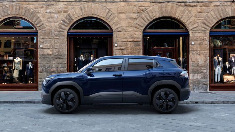 Mit 49 bzw. 61 kWh maximaler Kapazität fallen die beiden Batterieversionen schmal aus. (Bild: Suzuki)