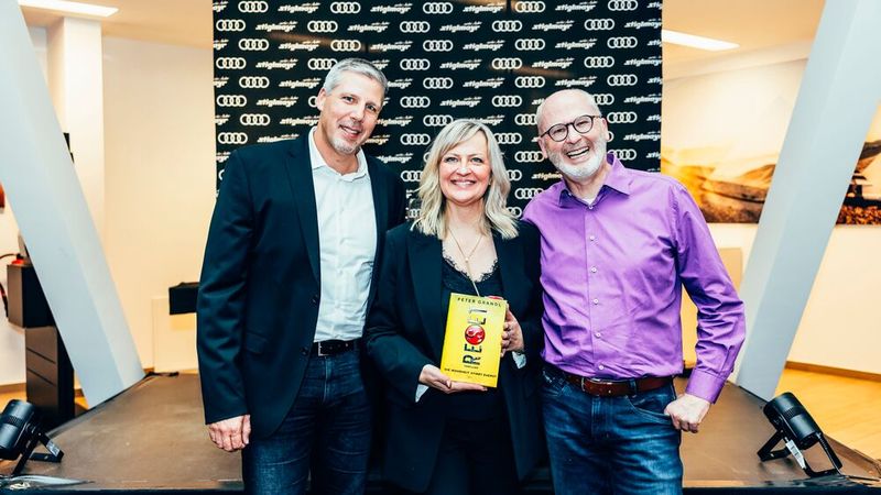 Geschäftsführer Michael Stiglmayr (links), Marketingleiterin Martina Staud und Bestsellerautor Peter Grandl (rechts). (Bild: Autohaus Stiglmayr)
