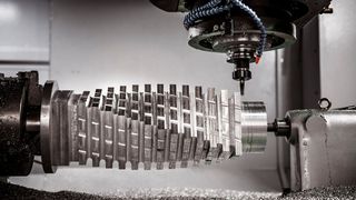 Was im B2C-Bereich längst etabliert ist, erreicht jetzt auch die Industrie, sagt der Online-Fertiger Facturee. Immer mehr Konzerne bauten deshalb eigene Plattformen auf. Doch sollte man sich auch ruhig mal das schon jetzt dicht gewebte Fertigungsnetzwerk von Facturee anschauen. (Bild: Facturee)