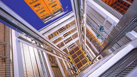 Der Vertikalförderer bietet der Herforder Brauerei den mühelosen Palettentransport über mehrere Ebenen. Der Vertikalförderer bietet der Herforder Brauerei den mühelosen Palettentransport über mehrere Ebenen.