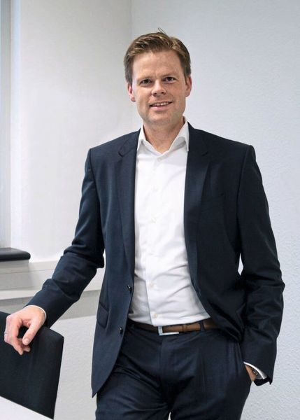 Björn Twiehaus übernimmt zum 1. April 2020 die stellvertretende Geschäftsführung des Elektronikbereichs und wird in dieser Funktion zugleich Mitglied der Hella Geschäftsführung. Der studierte Maschinenbau- und Wirtschaftsingenieur ist bereits seit 2002 für Hella tätig und seit 2017 Geschäftsleitungsmitglied des Elektronikbereichs.  (Hella)
