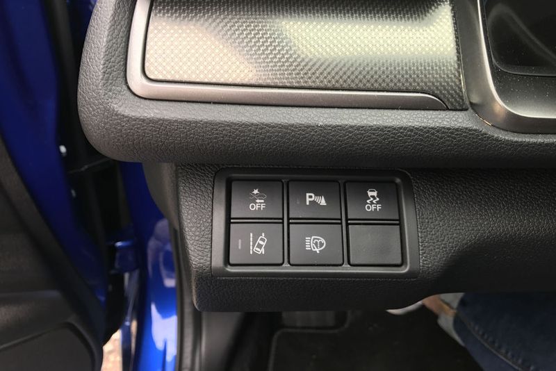 Links vom Steuer lassen sich die Assistenzsysteme an- und abstellen. (Seyerlein/»kfz-betrieb«)