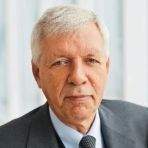 Titel, Name: Dr. Werner Müller Geburtsjahr, -ort: 1946 in Essen Funktion: Vorsitzender des Aufsichtsrats Firma:Evonik Industries AG  Ausbildung: Studium der Volkswirtschaft an der Universität Mannheim Studium der Philosophie und Linguistik an den Universitäten Duisburg und Bremen 1978 Promotion in Bremen  Berufliche Laufbahn: 1970-1972 Dozent für Wirtschaftsmathematik und Statistik an der Fachhochschule Ludwigshafen, Lehraufträge der Universitäten Mannheim und Regensburg 1973-1980 Tätigkeit bei der RWE AG, zuletzt als Referatsleiter der Marktforschung 1980 Leiter des Energiestabs bei der VEBA AG, später Generalbevollmächtigter  1992 Vorstand für Energiekauf, Energieverkauf, Fernwärme und Entsorgungswirtschaft/Müllverbrennung bei der VEBA-Tochter Veba Kraftwerke Ruhr AG 1997 Selbstständiger Industrieberater 1998-2002 Bundesminister für Wirtschaft und Technologie 1999 kurzzeitig kommissarischer Leiter des Finanzministeriums 2003-2007 Vorstandsvorsitzender der Ruhrkohle AG (RAG) 2005-2010 Aufsichtsratsvorsitzender der Deutschen Bahn AG 2007 Vorstandsvorsitzender der Evonik Industries AG 2012 Vorstandsvorsitzender der RAG-Stiftung , Vorsitzender des Aufsichtsrats der Evonik Industries AG, der RAG AG und der DSK AG  Besonderes: 2004 Bundesverdienstkreuz I. Klasse Seit 2006 Mitglied des Beirats von Borussia Dortmund 2008 Manager des Jahres 2010 Großes Bundesverdienstkreuz  Familienstand: verheiratet, zwei Kinder  (Bild: Evonik)