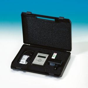Kompaktes Elektrofeldmeter mit großem Spannungsbereich für berührungsloses Messen.