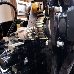 Der absolute CAN-Open-Drehgeber ist ohne weitere Schutzeinhausung verbaut. Der schock- und vibrationsfeste Sensor erhielt für diesen Einsatz speziell abgestimmte Lager. (Bild:  Wachendorff Automation / AT-Boretec)