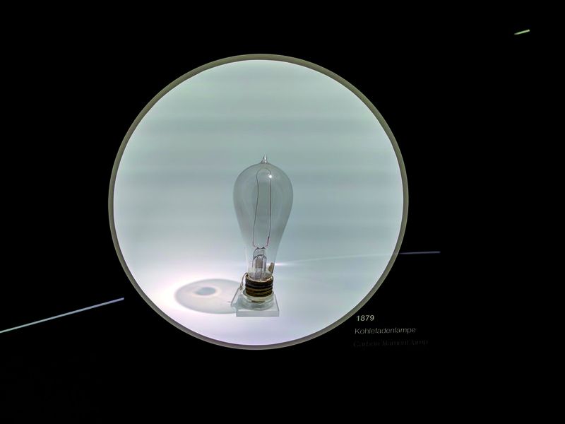 Eine Kohlefadenlampe aus dem Jahr 1879. (Bild: ELEKTRONIKPRAXIS)