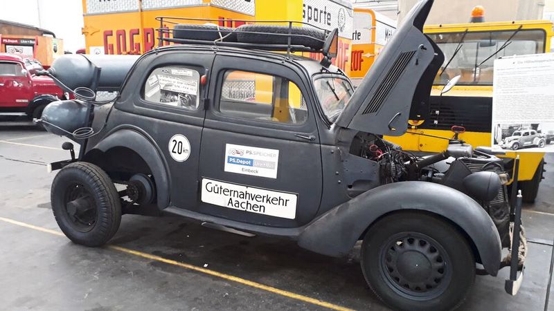 Ein interessantes Kuriosum des Zweiten Weltkriegs ist dieser Ford Eifel. Aus Mangel an Lkw – die waren alle im Krieg eingesetzt – baute man Pkw zu behelfsmäßigen Zugfahrzeugen um. So konnten Lkw-, aber auch Viehanhänger weiterhin genutzt werden. Dazu erhielten die Fahrzeuge eine spezielle Hinterachse samt Untersetzung, die einfach um die vorhandene Achse ergänzt wurde. (Bild: Dominsky – VCG)