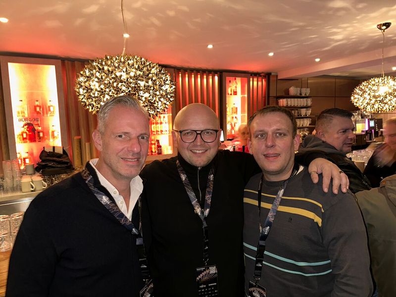 Björn Siewert (S&K) mit Hermann-Wilhelm Wantia und Rouven Scharrenberg (Office Partner) (Bild: Vogel IT-Medien)