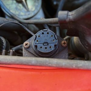 Steinzeit-Diagnose: Auch Maximilian Reischls G-Klasse besitzt bereits eine Diagnosedose. Die sitzt allerdings im Motorraum und man benötigt zum Auslesen von Fehlern aus dem Speicher lediglich eine Prüflampe bzw. ein Multimeter.(Bild:  Schmidt/autoFACHMANN)