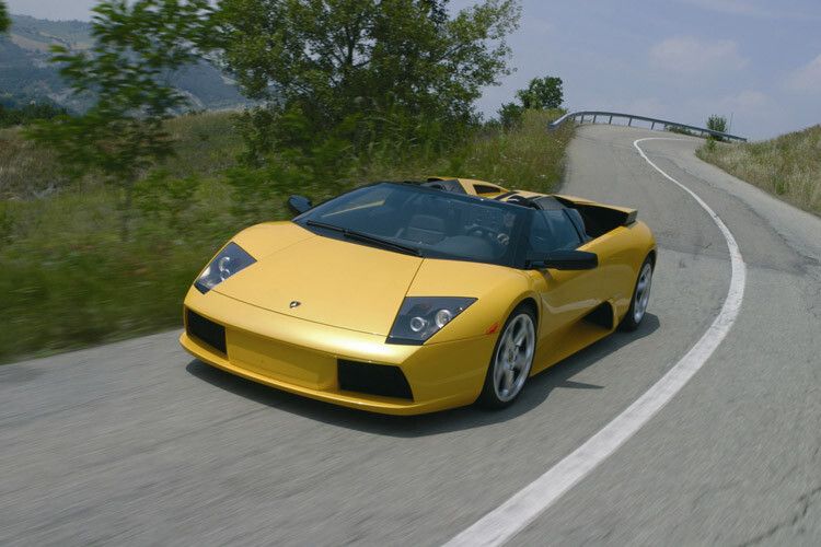 Erst nachdem Audi den Sportwagenbauer 1998 übernimmt, kommt das Unternehmen wieder in ruhigeres Fahrwasser. Das erste neue Modell unter Audi-Regie war der Murciélago. 2004 debütierte die hier zu sehende Roadster-Variante. (Foto: Lamborghini)