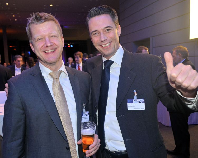 Thorsten große Holthaus (Profi AG, li.) und Falco Dreschau (IBM) sind von der Party begeistert. (IT-BUSINESS / Michael Hase)