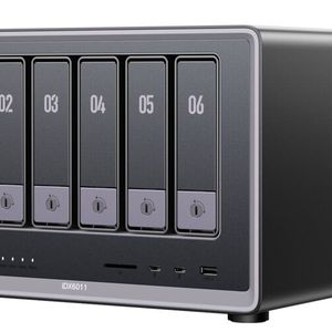 Die mögliche Massenspeicherbestückung entspricht beim NASync iDX6011 dem Pro-Modell. Angetrieben wird das AI-NAS von einem Core i5 aus Intels Meteor-Lake-Generation mit 32 oder 64 GB RAM.(Bild:  Ugreen)