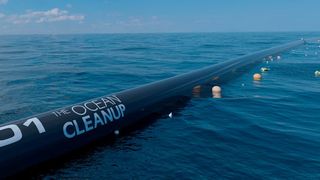 Eine schwimmende Barriese soll den Plastikmüll einsammeln.  (The Ocean Cleanup)