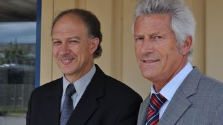 Zephanja Abbühl (links) hat die Nachfolge von Arthur Jungo (rechts) als CEO in der Jungo Maschinenhandels AG angetreten.  (Bild: Jungo Maschinenhandels AG)