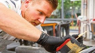 Ein Untergrund, der ohne Fehlstellen vorbehandelt wird, ist der Schlüssel zu einem sauberen Lackaufbau und einem glänzenden Reparaturergebnis. (Spies Hecker)