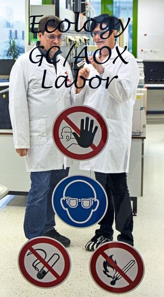 Abb. 2 Andreas Köhler (l.) und Kollegin Sandra Hirsch diskutieren das Extraktionsergebnis einer Wasserprobe. Das Ecology-Labor verweist bereits vor dem Betreten deutlich sichtbar auf die im Labor einzuhaltenden Regeln. Arbeitssicherheit wird bei Dow großgeschrieben, und zwar nicht nur im Labor, sondern auch in allen Produktionsbereichen sowie auf dem gesamten Gelände des Chemieparks Stade. (Guido Deußing)