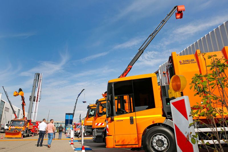 ... sowie Anbieter von Fahrzeugen und Produkten für den kommunalen Bedarf. Die Kommunalmeile war dieses Jahr noch stärker bestückt als in den Vorjahren. (Jürgen Rösner / NUFAM)