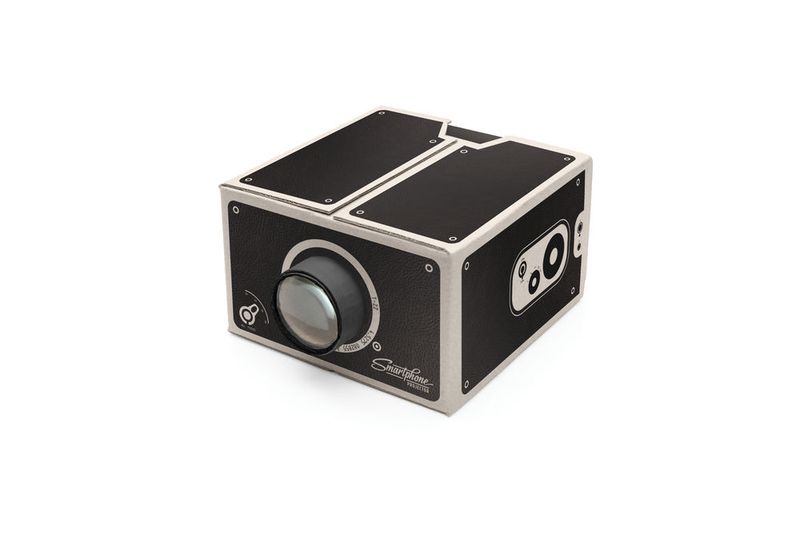 www.prezzybox.com bietet mit dem Smart Phone Projector ein Gadget an, das Smartphone-Inhalte ganz groß macht. Kostenpunkt: 14 Euro. (www.prezzybox.com)