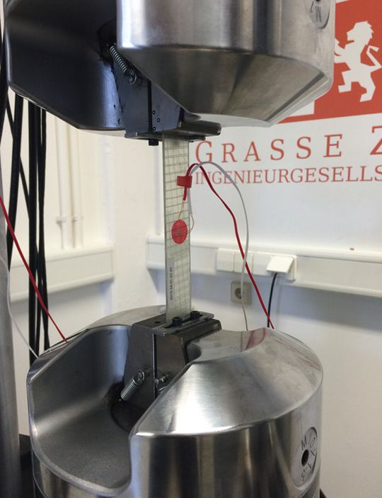 Schubversuch nach DIN EN ISO 14129 mit Flachprobekörpern in einer servohydraulischen Prüfmaschine. Für den Versuch wird keine Prüfvorrichtung benötigt, es genügt ein übliches Spannsystem. (Bild: Grasse Zur)