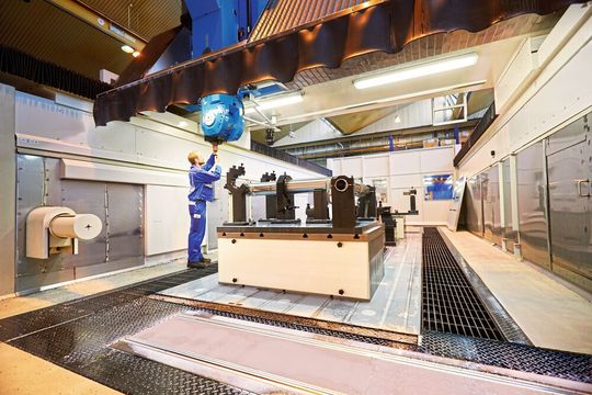 Auf vier FOG-Bearbeitungszentren des Starrag-Produktbereichs Droop+Rein entstehen bei der Liebherr-Aerospace Lindenberg Gehäuse und Kolbenstangen mit integrierter Radachse für Flugzeug-Fahrwerksysteme. (Bild:  Starrag/Ralf Baumgarten)