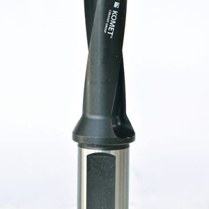 Der 100-Jahre-Bohrer Komet-KUB 100: Aus der vereinten Kompetenz der zwei globalen Werkzeugspezialisten Komet und Ceratizit ist dieser Bohrer entstanden, der bei der Bearbeitung verschiedenster Materialien Spitzenergebnisse liefert.