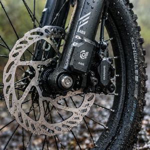 Brake safely without rolling over: A bicycle ABS system prevents the front wheel from locking up during emergency braking. This keeps the bike steerable and helps prevent falls—especially on wet roads.(Source:  KI-generiert / Dall-E)