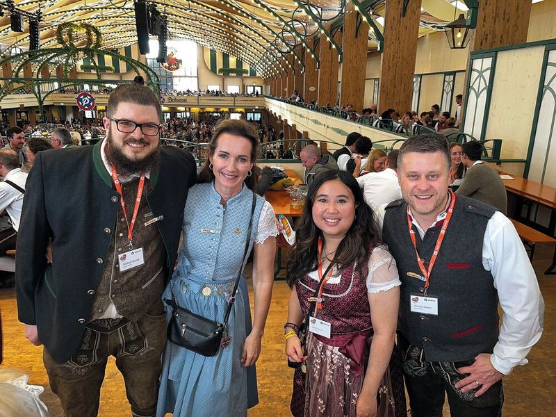 Michael Brandt (Ingram Micro) mit dem Vertiv-Team (v. l.) Katja Neumann, Veronika La und Christian Gansen. (Bild: Vogel IT-Medien GmbH)