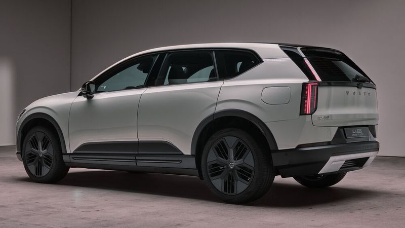 Der EX60 Cross Country weist eine 20 Millimeter höhere Bodenfreiheit auf. Mit der Luftfederung gesellen sich weitere 20 Millimeter dazu. (Bild: Volvo)