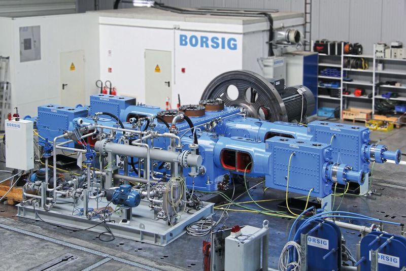 Vertreter der BZM und RWE an einem Verdichter Bx36 nach erfolgreichem Probelauf  (Source: Borsig)