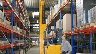 Die Betreiber von Lagereinrichtungen sind durch den Normenentwurf DIN EN 15635 verpflichtet, ihre Regale mindestens einmal im Jahr durch eine fachkundige Person inspizieren zu lassen.  Bild: Meta (Archiv: Vogel Business Media)