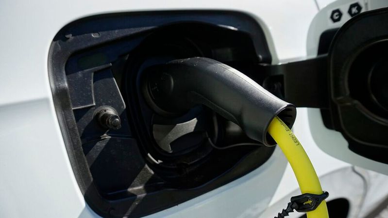 Mit dem bidirektionalen Laden können künftig E-Auto-Fahrer doppelt profitieren. Sie können den geladenen Strom ins Netz speisen. Für Kfz-Betriebe bietet das neue Geschäftsmodelle, glaubt der ZDK.(Bild:  frei lizenziert /  Pixabay)