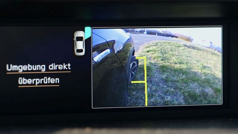 9. Die Seitenkamera: Ein sinnvolles Ausstattungsmerkmal der von uns gefahrenen Platinum-Version ist die auf das rechte Vorderrad gerichtete Kamera im Außenspiegel. Damit kann man sich nicht nur im Gelände leichter orientieren, sondern auch in engen Parkhäusern.  (Rosenow/»kfz-betrieb«)