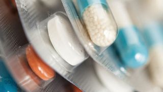 Gefälschte Arzneimittel sind ein globales Problem. Intelligente Sensorlösungen von Sick helfen dabei gefälschte Medikamente und manipulierte Verpackungen in legalen Lieferketten zu verhindern. (gemeinfrei)