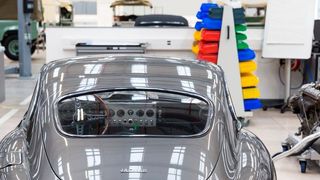 Im englischen Coventry wartet, restauriert und vermarktet Jaguar Land Rover Young- und Oldtimer der Marke. (Jaguar Land Rover)