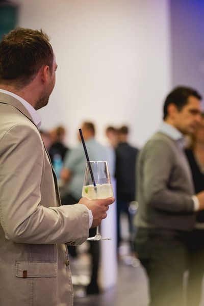 Experten beider Foren vertiefen ihre Fachgespräche bei kulinarischen Highlights. (Bild: Stefan Bausewein)