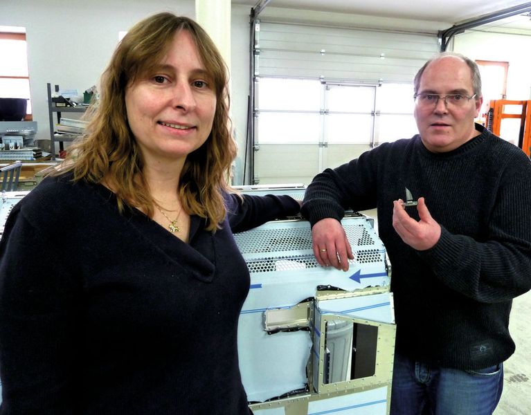 Ria und Ralf Beger – zwei leidenschaftliche Blechbearbeiter. Produkte aus ihrem Betrieb werden als Gehäuse und Boxen, aber auch als filigranste Federn und Biegeteile in der Elektrotechnik, der Elektronikindustrie oder im Maschinen- und Apparatebau eingesetzt. Für knifflige Dinge ist man bei Blech-Tec immer richtig und jetzt bietet Beger sogar eine eigene Biegemaschine an.Bild: Kuhn (Archiv: Vogel Business Media)