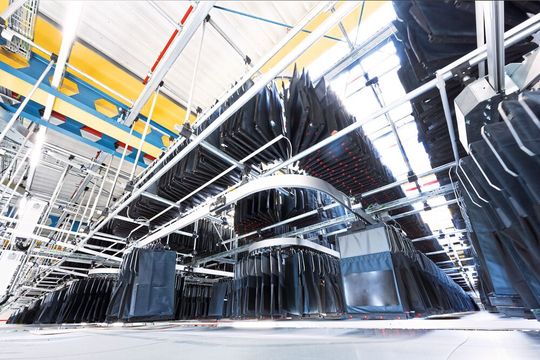 Ein platzsparendes Dematic-Taschensortiersystem unterstützt den Spielwarenhersteller jetzt beim schnellen und effizienten Abwickeln von E-Commerce-Bestellungen in dessen Distributionszentrum in Bad Rodach. (Bild:  Dematic)