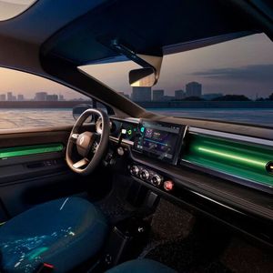 Der kugelförmige Knopf (unter der rechten Ecke des Zentraldisplays) für die Warnblinker soll an den Ur-Twingo erinnern.(Bild:  Renault)