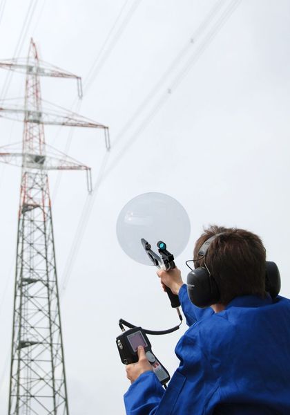 Ausgestattet mit der Parabolsonde Sonospot spüren Sonaphone-Ultraschallmessgeräte auch weit entfernte elektrische Teilentladungen und Leckagen auf (Archiv: Vogel Business Media)