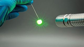 Aerobornitrid streut das Licht eines Laserstrahls homogen in alle Richtungen. (Bild: Florian Rasch)