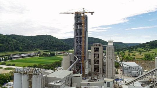 Heidelberg Cement hat mit einem Achsabstand von 131,8 Metern das höchste Becherwerk in Deutschland erfolgreich in Betrieb genommen. Geliefert und installiert hat dies die Beumer Group.(Bild:  Beumer Group)