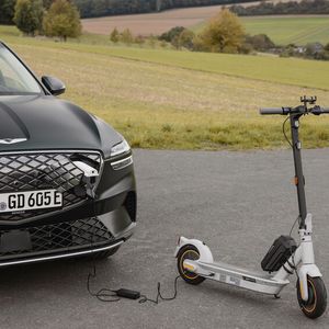 Dank der sogenannten „Vehicle-to-Load“-Funktion können jegliche Elektrogeräte wie Computer oder auch E-Roller am Fahrzeug geladen werden.(Bild:  Genesis)