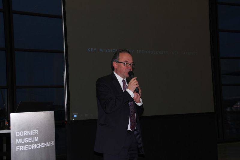 Peter D. Dornier, Geschäftsführungsvorsitzender der Lindauer Dornier GmbH begrüßt die Gäste... (Königsreuther)