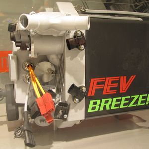 Prototyp eines Brennstoffzellen-Range-Extender Moduls, das über ein von der FEV entwickeltes Steuermodul – bestehend aus einem Batterie-Management-System, einem Zellspannungsmessgerat und einem Batterie Modul – verfügt.