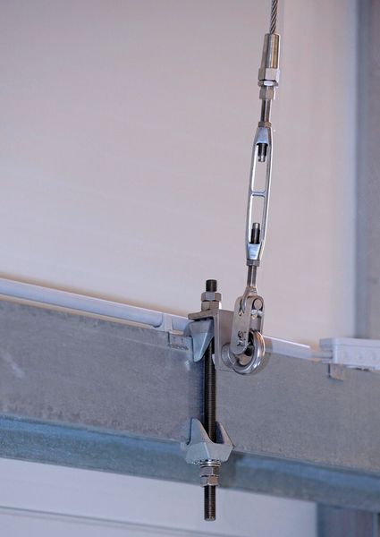 Bild 4: Will man ganz sicher gehen oder ist die Halle womöglich nur angemietet, empfehlen sich abnehmbare Lösungen mit Trägerklemmen, wie etwa das System ABS-Lock T. (Bild: ABS Safety)