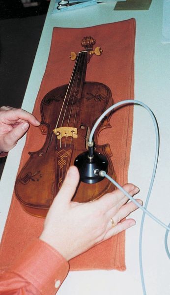 Abb. 3: ...  und an farbigen Einlagen in „Schwarzwälder Geigen“. (Bild: J&M Analytik) (Bild: J&M Analytik)