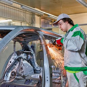Ein echtes Einzelstück: Bei der Fertigung des Slavia war Handarbeit gefragt.(Bild:  Ivo Hercik/Skoda)