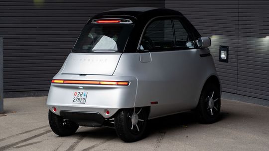 Die Pioneer Series zeichnet sich unter anderem durch ein Faltschiebedach aus.(Bild:  Microlino)